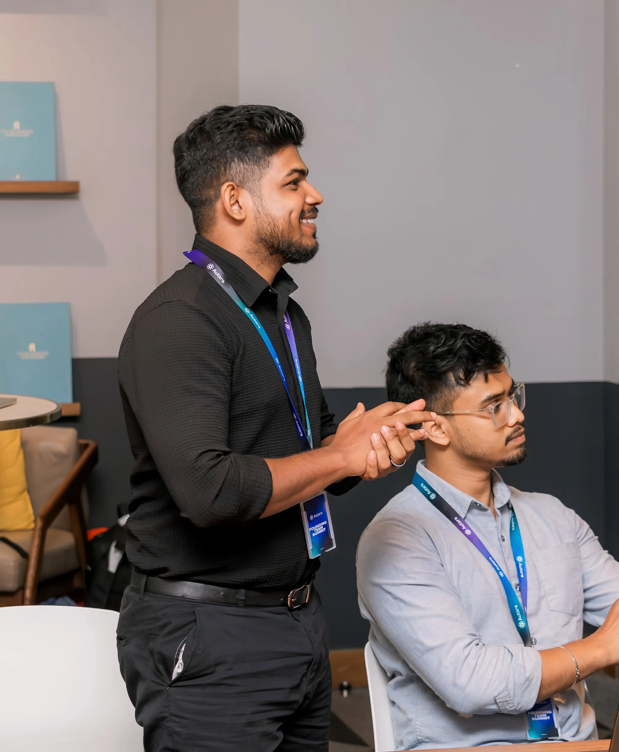 Ravindu Fernando mentoring a colleague